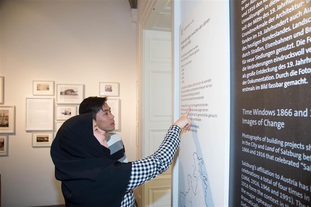 Museum visitors reading the descriptions in the easy language.