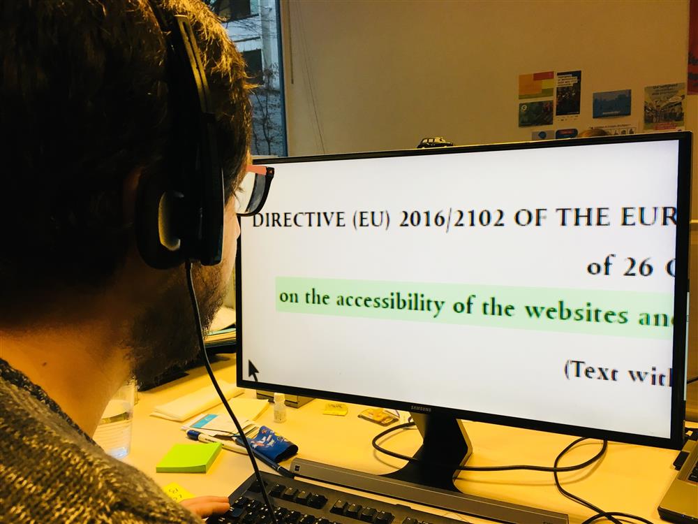 A man using the accessibility tools whilst reading a document online.