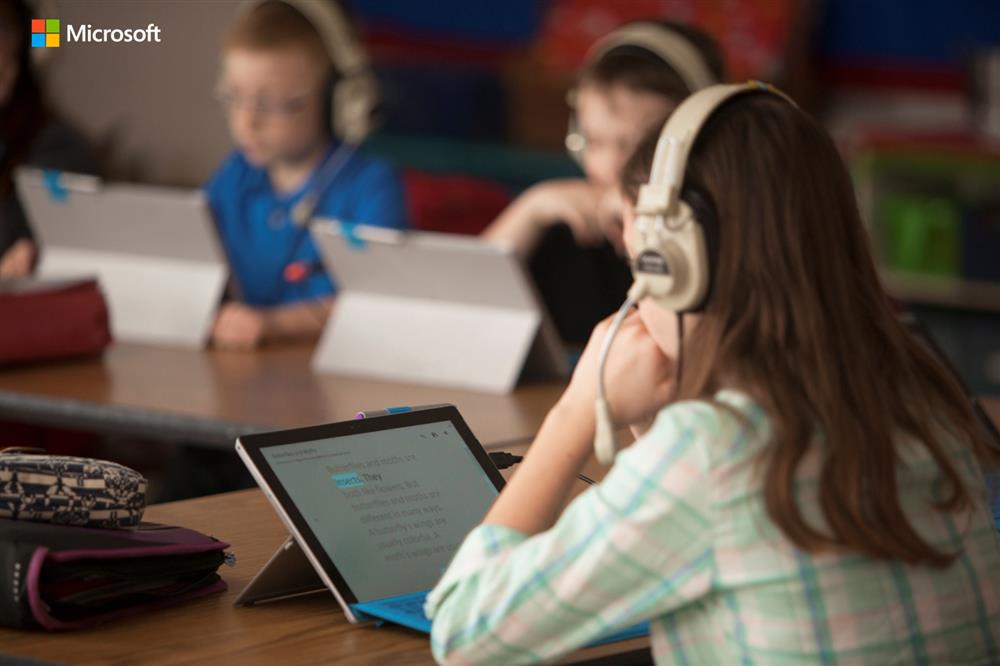 People reading documents on the laptop using the built-in learning tools.