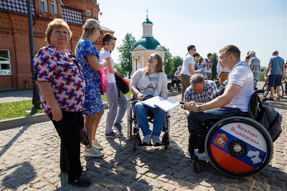 Project participants gather outside and chatting with eachother during an accessibility seminar.