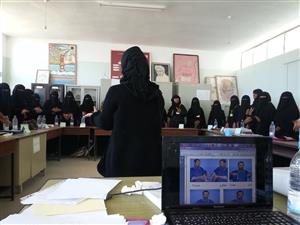 In Haifan, Taiz, a deaf trainer teaches some 30 women with hearing impairments how to sign. © Al Saeeda Association