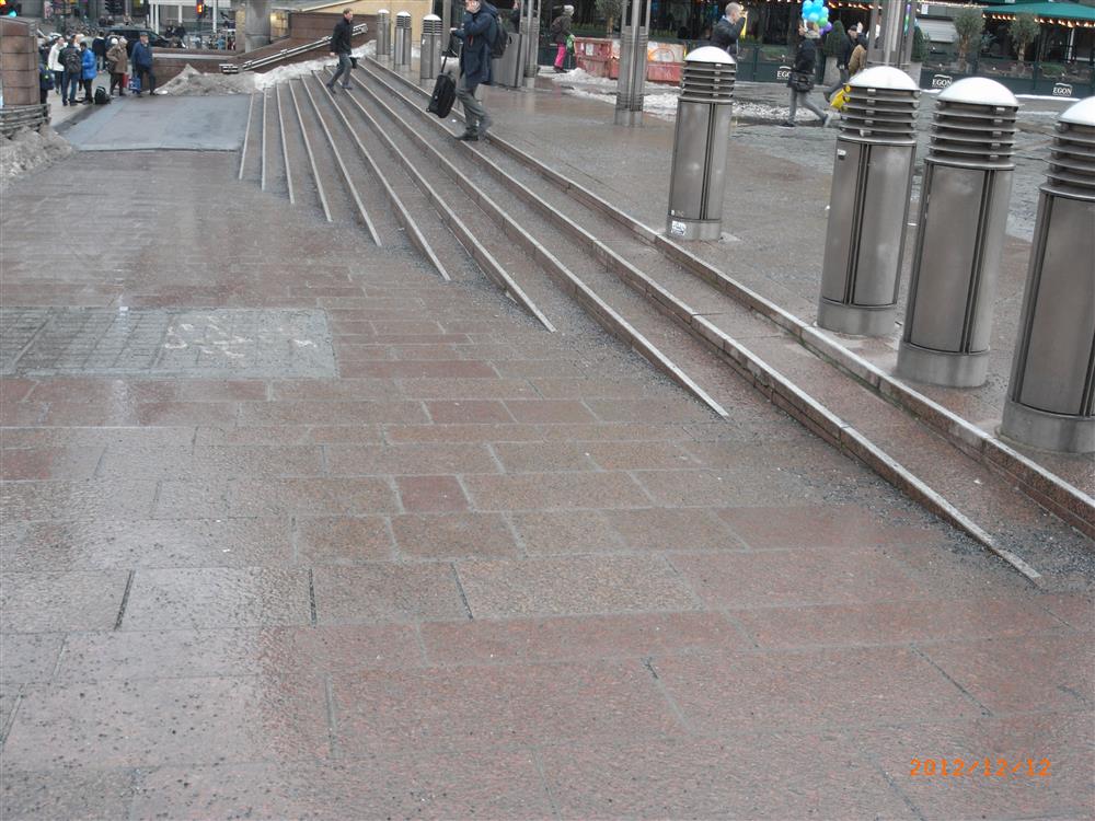 Outside Oslo central station, the edges of the steps were marked due to complaints of a breach of § 9 © Berit Vegheim