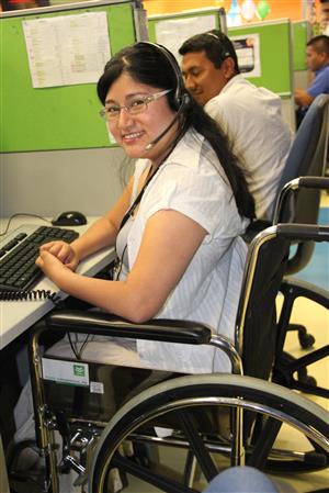 A person with disability working as sales operator at Atento © CONADIS